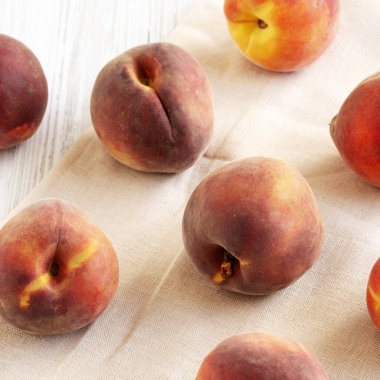 Çiğ Organik Şeftali Yemeye Hazır