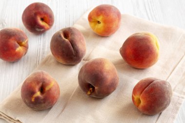 Çiğ Organik Şeftali Yemeye Hazır