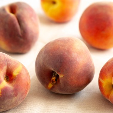 Çiğ Organik Şeftali Yemeye Hazır