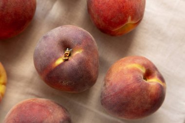 Çiğ Organik Şeftali Yemeye Hazır