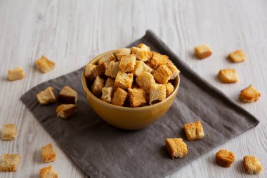 Ev yapımı Çıtır Ekmek Ekmeği Bir kâse, yan görünüm.