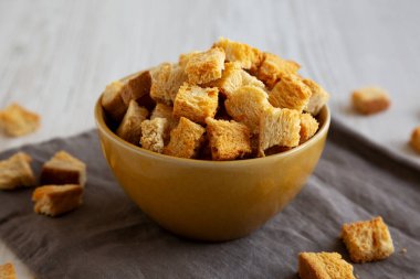 Ev yapımı Çıtır Ekmek, bir kâse içinde, yan görüş. Yakın plan..