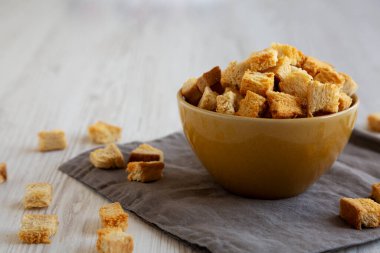 Ev yapımı Çıtır Ekmek, bir kâse içinde, yan görüş. Yakın plan..