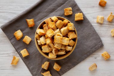 Ev yapımı Çıtır Ekmek Ekmeği Bir Kasede, üst manzara. 