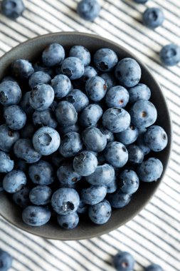 Çiğ organik yabanmersini kasesi, en iyi manzara. Yukarıdan, yukarıdan..