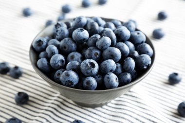 Çiğ organik yaban mersini kasesi, yan görünüm. 