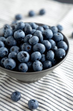 Çiğ organik yaban mersini kasesi, yan görünüm. 