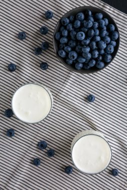 Yaban mersinli organik kefir, üst manzara..