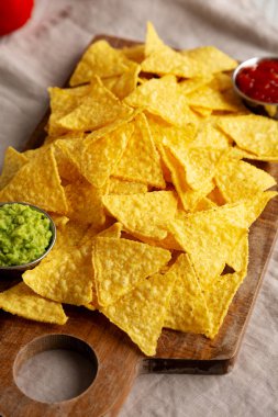 Tomato Salsa ve Guacamole soslu ev yapımı mısır cipsi.