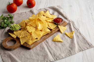 Tomato Salsa ve Guacamole soslu ev yapımı mısır cipsi.