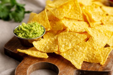 Tomato Salsa ve Guacamole soslu ev yapımı mısır cipsi.