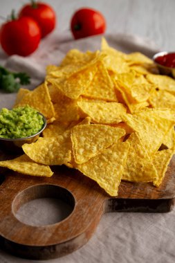 Tomato Salsa ve Guacamole soslu ev yapımı mısır cipsi.