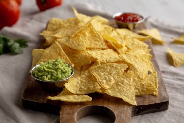 Tomato Salsa ve Guacamole soslu ev yapımı mısır cipsi.