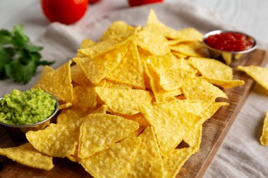 Tomato Salsa ve Guacamole soslu ev yapımı mısır cipsi.