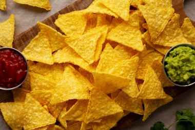 Tomato Salsa ve Guacamole soslu ev yapımı mısır cipsi.