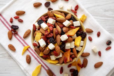 Sağlıklı Kuru Meyve ve Fındık Karışımı Bir Kasede, Üst Görüş.