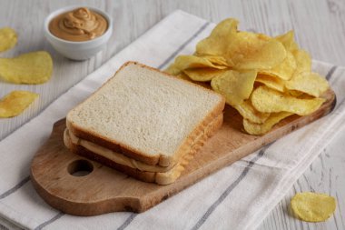 Ev yapımı Amerikan Fıstık Ezmeli Sandviç ve Patates cipsi..