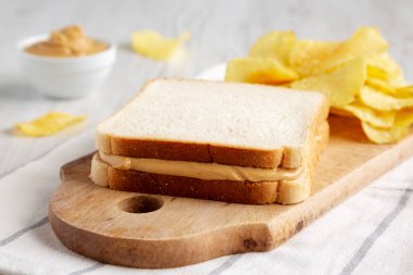 Ev yapımı Amerikan Fıstık Ezmeli Sandviç ve Patates cipsi..