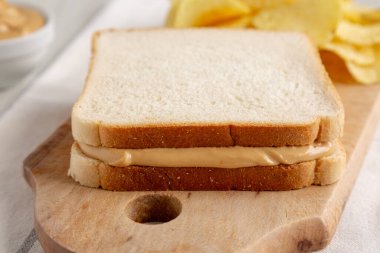 Ev yapımı Amerikan Fıstık Ezmeli Sandviç ve Patates cipsi..