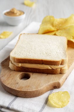 Ev yapımı Amerikan Fıstık Ezmeli Sandviç ve Patates cipsi..