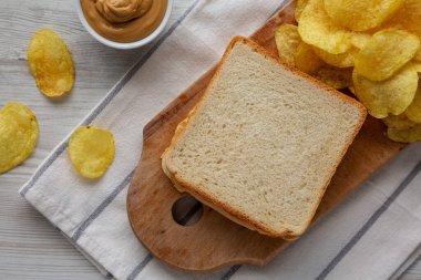 Ev yapımı Amerikan Fıstık Ezmeli Sandviç ve Patates cipsi..