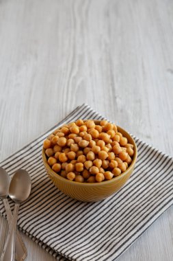 Organik Çiğ Konserve Nohut Bir kâse, yan görünüm. Metin için boşluk.