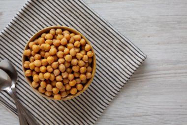 Organik Çiğ Konserve Nohut Bir kâse, üst manzara. Boşluğu kopyala.