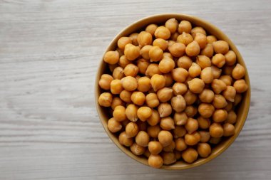 Organik Çiğ Konserve Nohut Bir kâse, genel görünüm. Boşluğu kopyala.