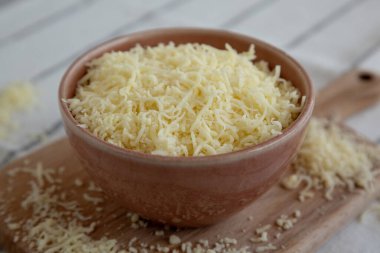 Bir kasede organik ızgara peynir karışımı, yan görüş. Yakın plan..