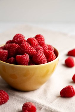 Organik Çiğ Kırmızı Ahududu Kasesi, yan görünüm. 