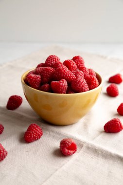 Organik Çiğ Kırmızı Ahududu Kasesi, yan görünüm. 