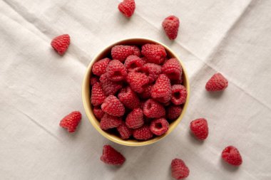 Organik Çiğ Kırmızı Ahududu Kasesi, üst manzara. 