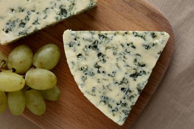 Ahşap bir tahtanın üstünde nefis bir Danablu peyniri. Yakın plan..