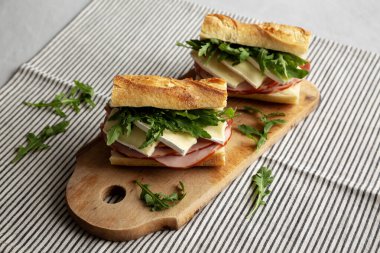 Ev yapımı Fransız jambonu ve yanında Arugula Yeşili Brie Baguette..