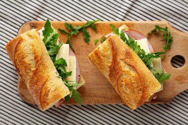 Ev yapımı Fransız jambonu ve Arugula Yeşilleri ile Brie Baguette.. 