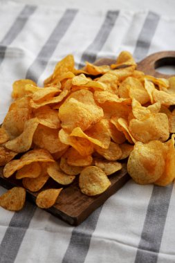 Tahta üzerinde ev yapımı peynirli patates cipsi, yan görüş..