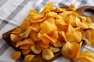 Tahta tahtada ev yapımı peynirli patates cipsi, yan görüş. Yakın plan..