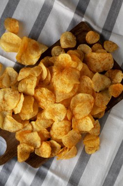 Tahta tahtada ev yapımı peynirli patates cipsi..