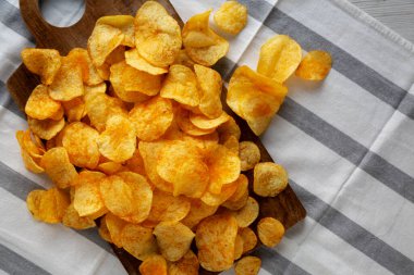 Tahta tahtada ev yapımı peynirli patates cipsi..