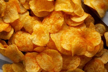 Tahta tahtada ev yapımı peynirli patates cipsi..