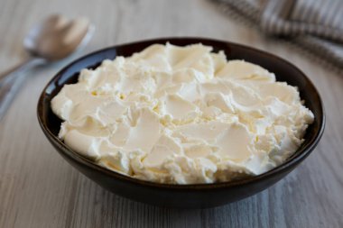 Organik Beyaz Mascarpone Peyniri Kasede, yan görünüm. 