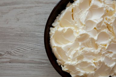 Organik Beyaz Mascarpone Peyniri, en iyi manzara. Boşluğu kopyala.