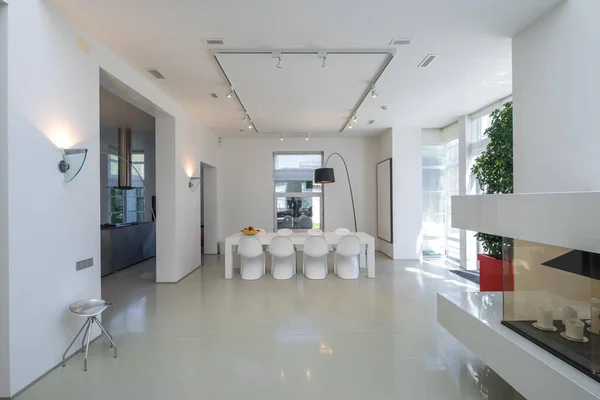Intérieur Moderne Maison Privée Luxe Spacieux Salon Avec Table Manger — Photo