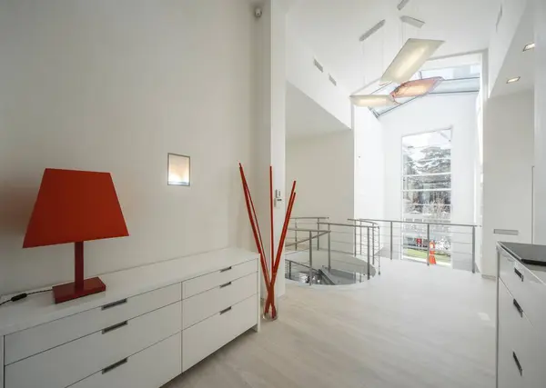 豪華なプライベートハウスのホールのモダンなインテリア ガラスと金属で作られたスパイラル階段 ホワイトドレッサー — ストック写真
