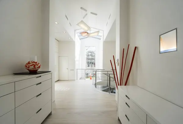 Modern Interiör Hall Lyxigt Privat Hus Spiraltrappa Glas Och Metall — Stockfoto