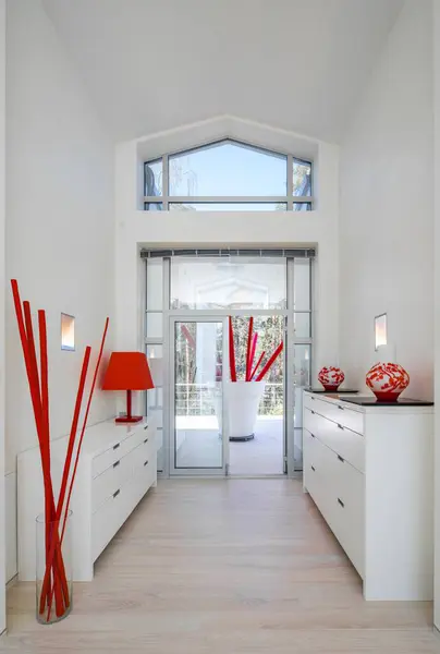 Modern Interiör Hall Lyxig Lägenhet Glasdörr Vita Väggar Apelsininredning — Stockfoto