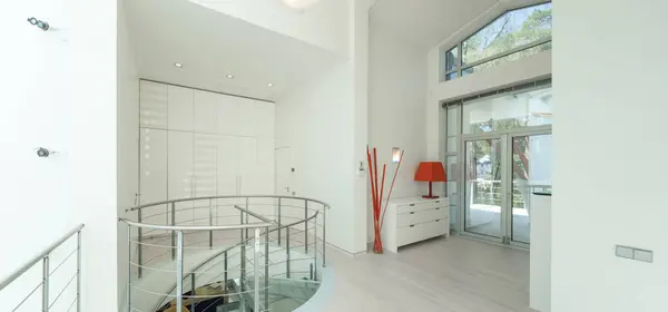 豪華なプライベートハウスのホールのモダンなインテリア ガラスと金属で作られたスパイラル階段 ホワイトワードローブ — ストック写真