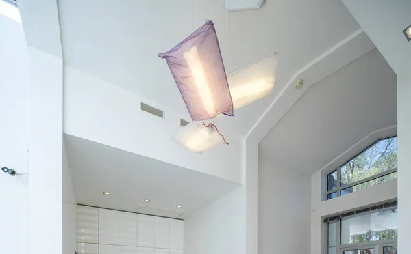 Interior Moderno Apartamento Luxo Paredes Brancas Tecto Lustre Contemporâneo — Fotografia de Stock