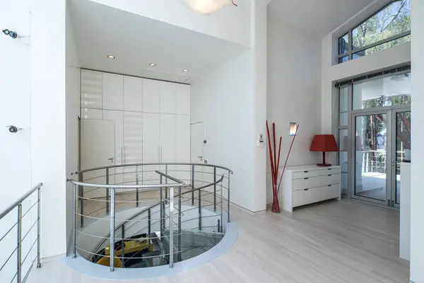 Interior Moderno Salão Casa Privada Luxo Escadaria Espiral Feita Vidro — Fotografia de Stock