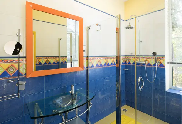 Modernes Interieur Des Badezimmers Einer Luxuswohnung Blau Und Gelb Glasduschkabine — Stockfoto